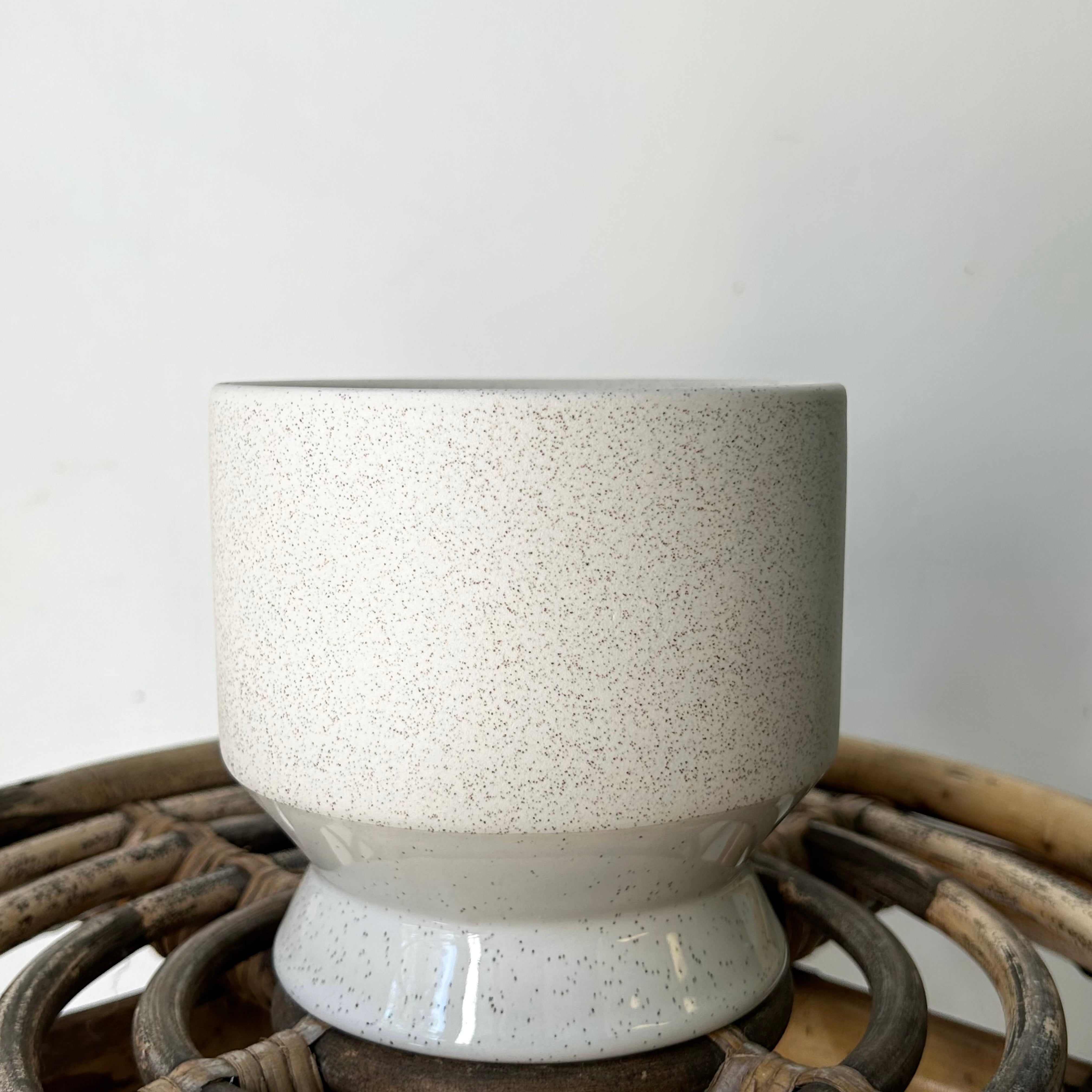 PASADENA Decorative Raised Pot (available in two colours)  4.5”x5”