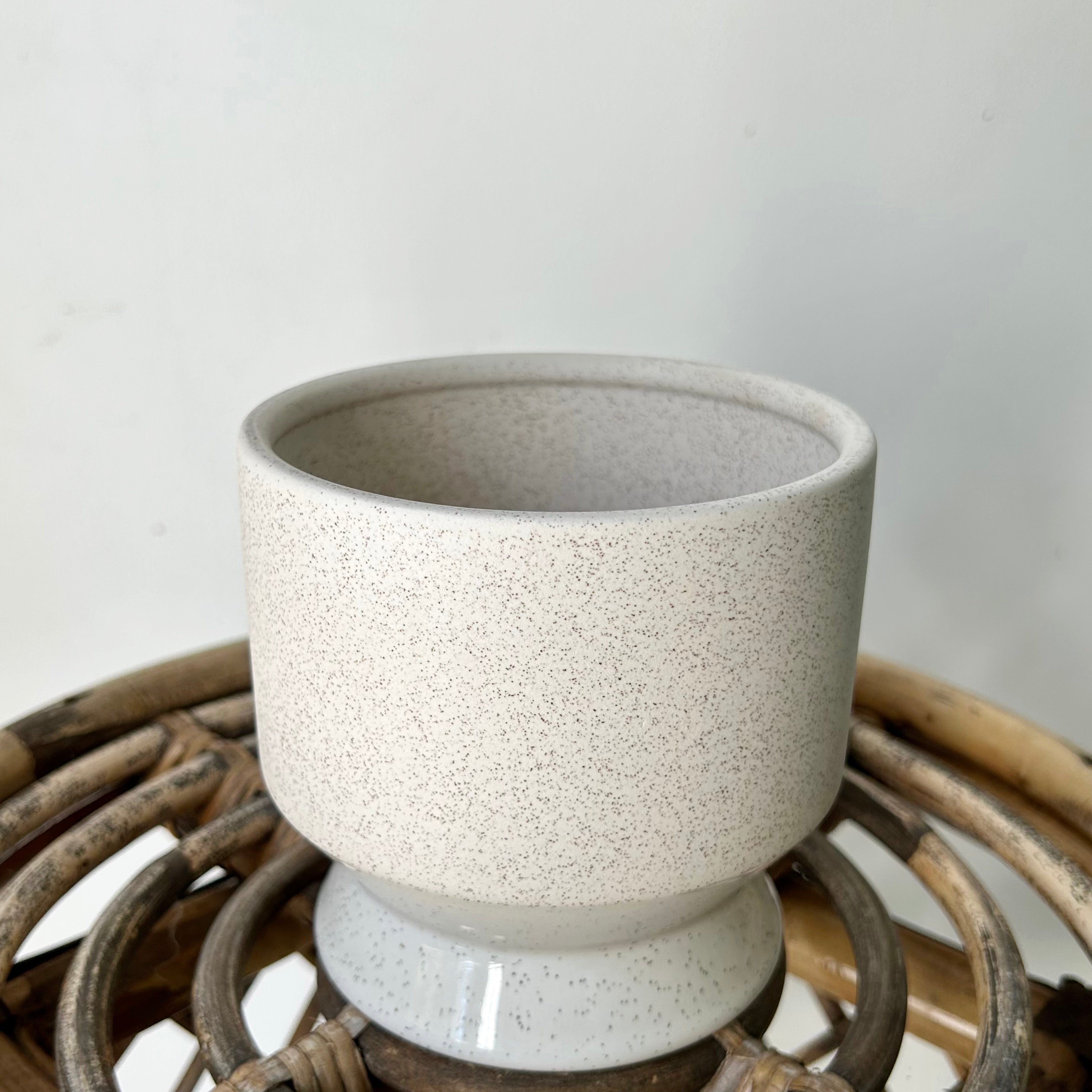 PASADENA Decorative Raised Pot (available in two colours)  4.5”x5”